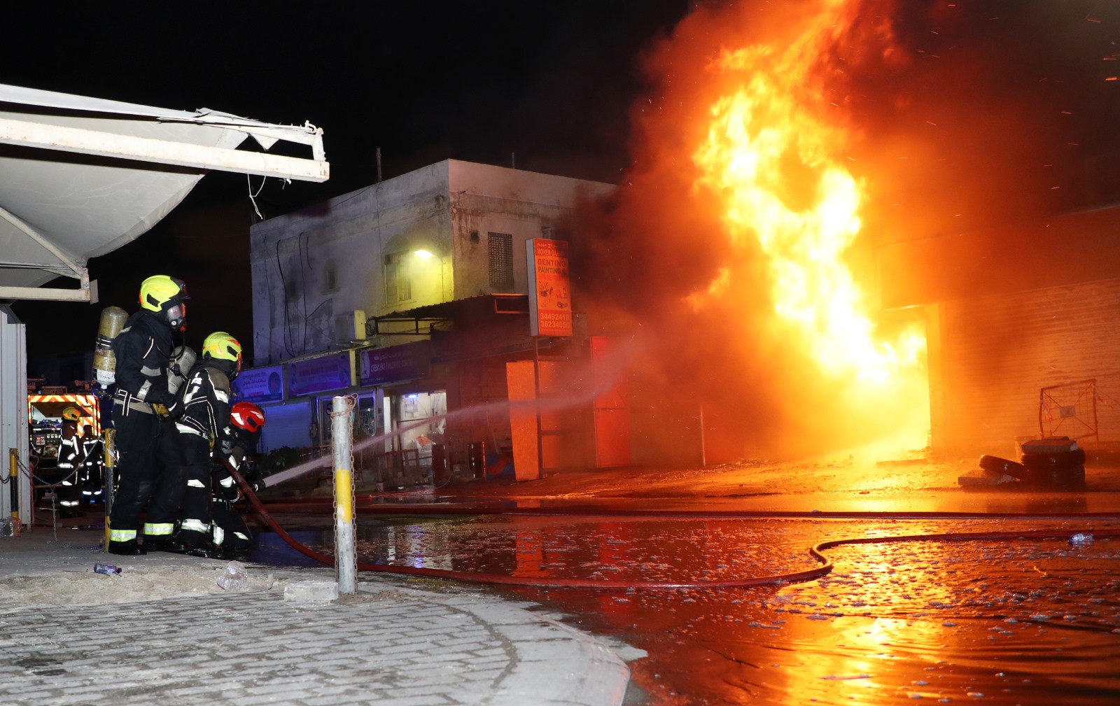 فرق الدفاع المدني تتمكن من إخماد حريق اندلع بورشة نجارة وامتد لمحلات مجاورة بسلماباد<